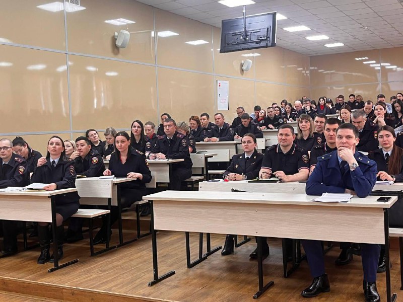 Сотрудники Дальневосточного юридического института МВД прослушали лекцию о профилактике суицидального поведения